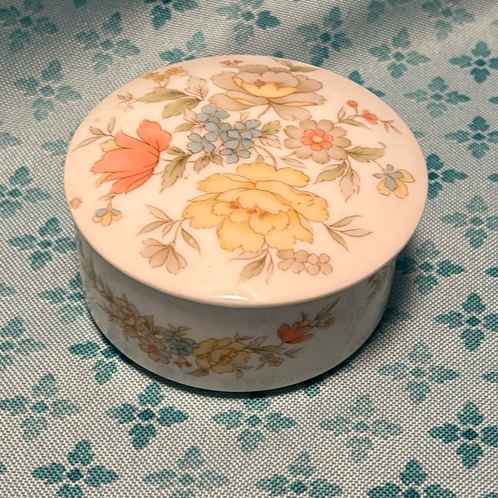 🔥🔥Vintage Takahashi Pastelle Porcelain Trinket Box Round Flowers